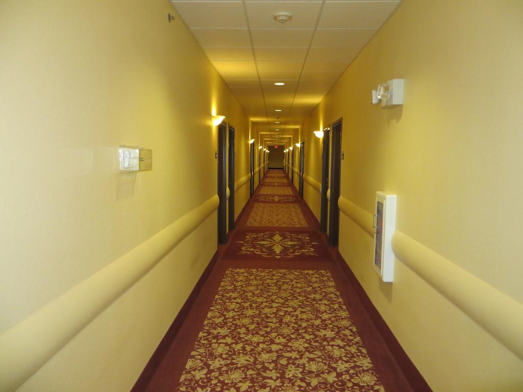 Days Inn By Wyndham Ellis Екстер'єр фото